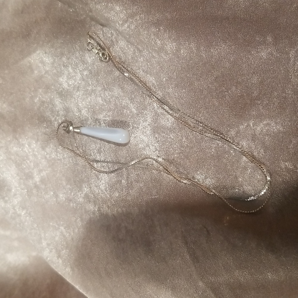 14kt italy gold chain n mother of pearl pendent
